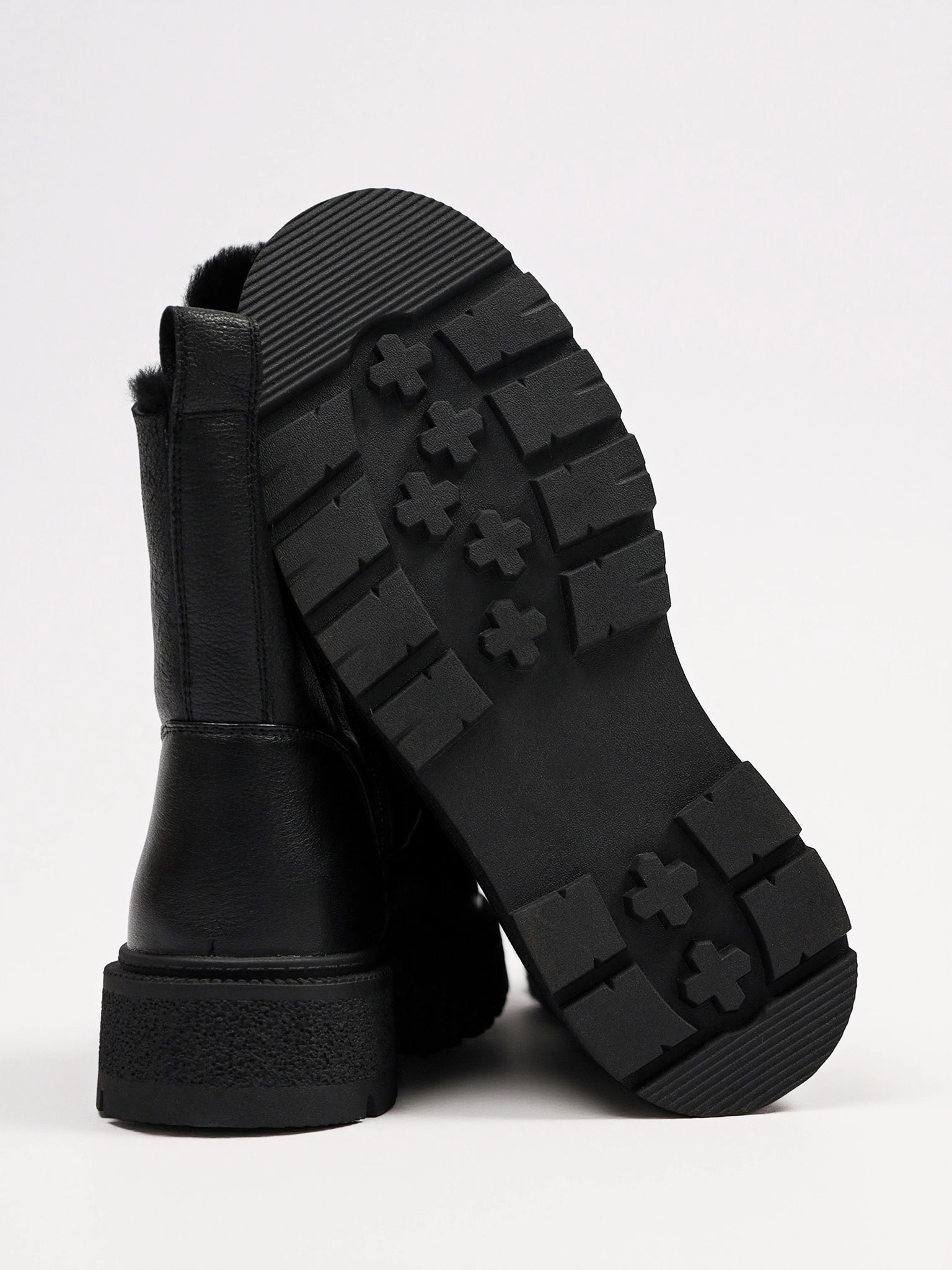 Ботинки черного цвета с двумя боковыми молниями